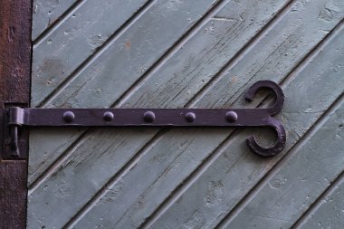 Doku Ortaçağ ahşap kapı ile metal menteşeler