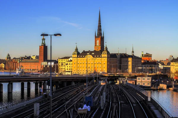 Il centro di Stoccolma al tramonto con vista sui binari della metropolitana — Foto Stock