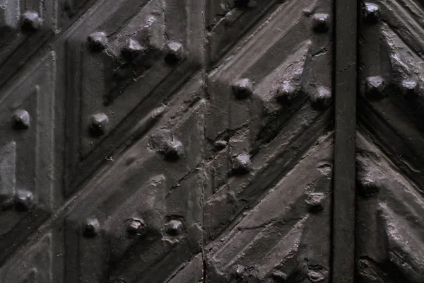Textury černé středověké dveře s ebony hroty — Stock fotografie