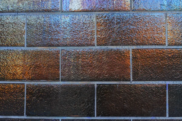 Texture piastrelle riflettenti sulla parete di un colore marrone scuro — Foto Stock