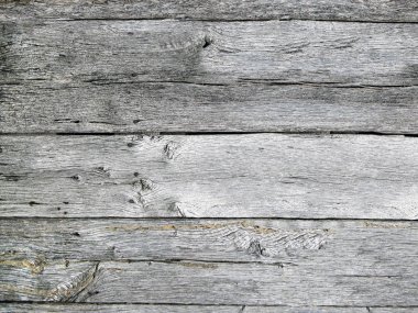 Karanlık kurulları ile derin çatlaklar. Ahşap gri yüzey dokusu. Eski ahşap masa yüzeyinin.