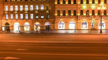 Arabalar ve insanlar kış gecesi - St. Petersburg, Nevsky Prospect şehirde cadde üzerinde etkin hareketi