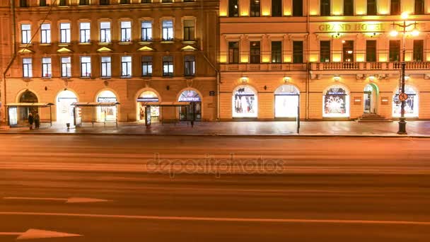 Actieve beweging van auto's en mensen op de avenue van de stad in de winternacht - Sint-Petersburg, Nevsky Prospect — Stockvideo