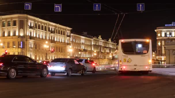Быстрое ночное автомобильное движение 4k на Невском проспекте в Санкт-Петербурге зимой с видом на перекрёсток — стоковое видео