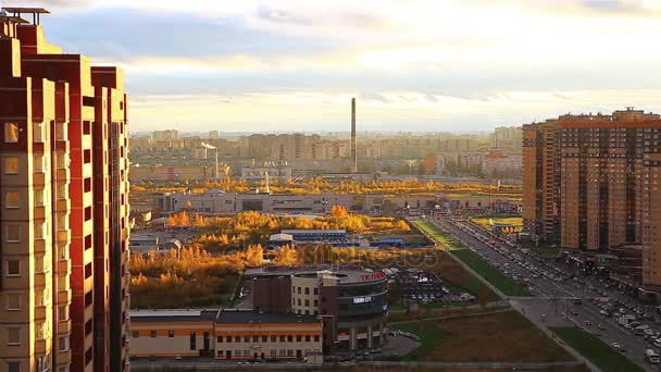 Atardecer sobre la ciudad - Urbanismo otoñal en movimiento activo al atardecer — Vídeos de Stock