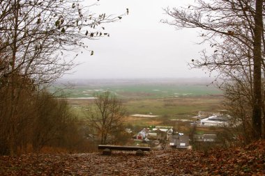Bir tepenin üst yeşil çayırların sonbahar görünümü