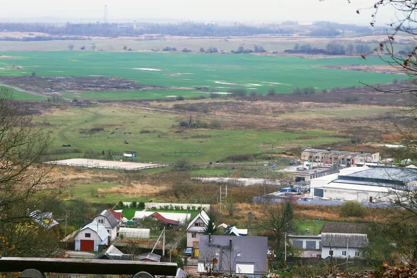 Utsikt över gamla gröna ängar och en stuga bosättning — Stockfoto