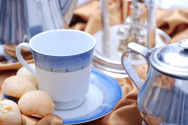 Fincanlı ve peynirli lüks kahvaltı masası.