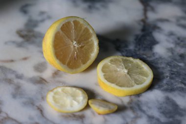 Misket tezgahının üzerinde limon dilimler