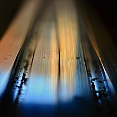 Alüminyum profilin detaylı görünümü. (Cilalanmış alüminyum profil. Işığın yansıması.)