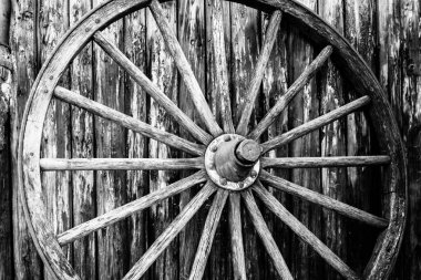 Ahırın yanında eski bir araba tekerleği