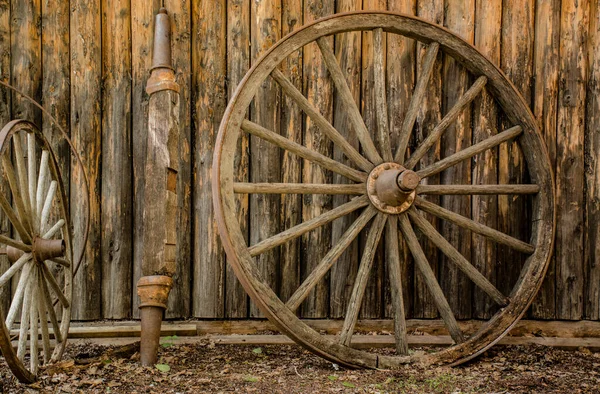 Koło Starego Drewnianego Wagonu — Zdjęcie stockowe