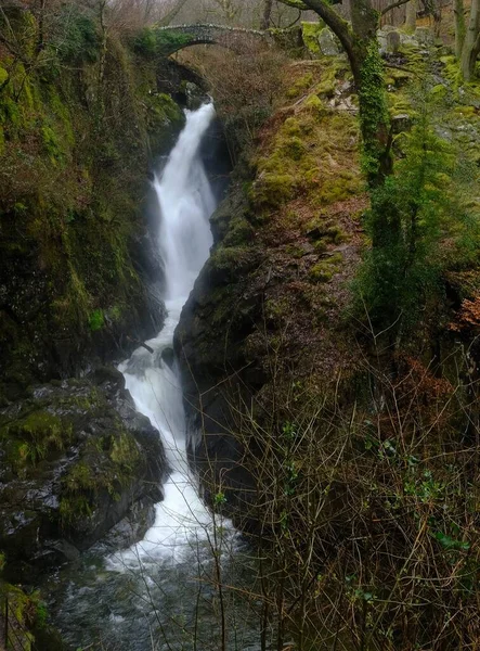 Aira Force Μέτρα Καταρράκτη Κάτω Από Μια Πέτρινη Γέφυρα Ullswater — Φωτογραφία Αρχείου