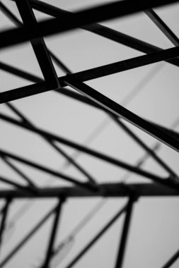 Bir ışık kulesinin iç içe geçmiş hatları