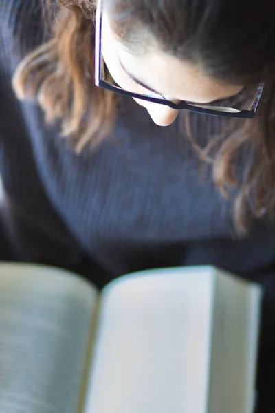 Ung Kvinna Med Glasögon Sitter Och Läser Bok — Stockfoto