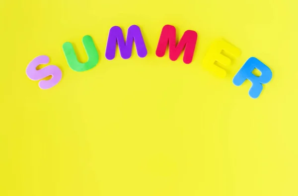 Farbige Buchstaben Formen Das Wort Sommer Auf Gelbem Hintergrund — Stockfoto