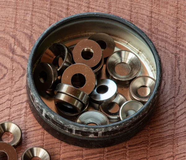 Titanyum tezgah temizleyiciler kutuda.