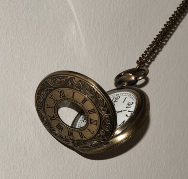 Klasik bronz cep saati.