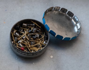 Metal kutuda karışık kırıntılar