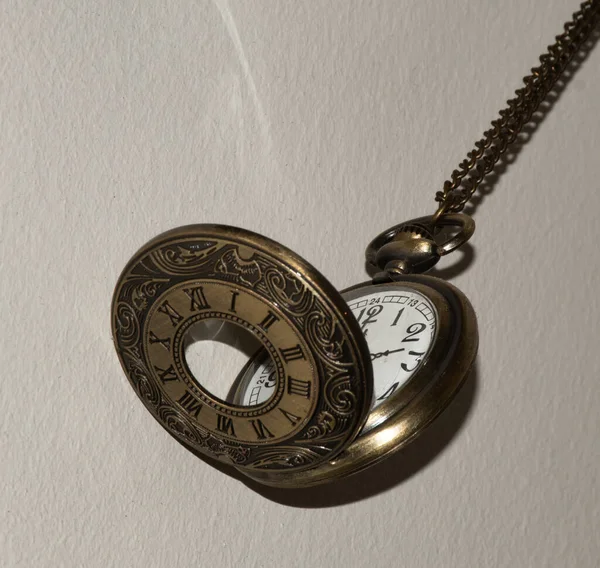 Klasik bronz cep saati.
