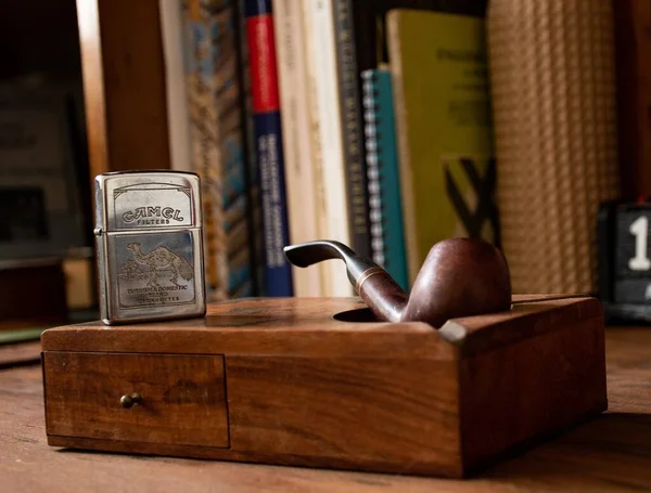 Tahta kutulu ve çakmaklı sigara içen ahşap pipo.