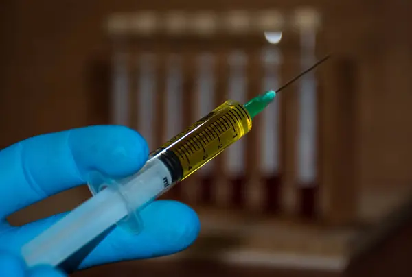 Płynna Szczepionka Medyczna Znajduje Się Wstrzykiwaczu — Zdjęcie stockowe