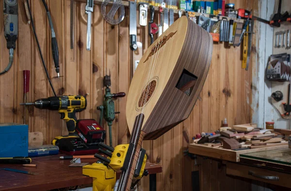 Atölyedeki Lavta müzik enstrümanına eyer altı dengeleyici montajı