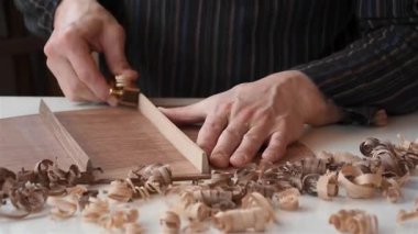 Bir erkek Luthier piramidi atölyede gitarın arka tarafında.