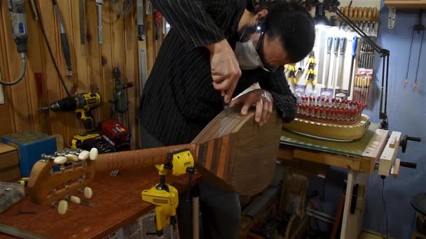 Homem Cortando Buraco Quadrado Lado Instrumento Para Conjunto Equalizador — Vídeo de Stock