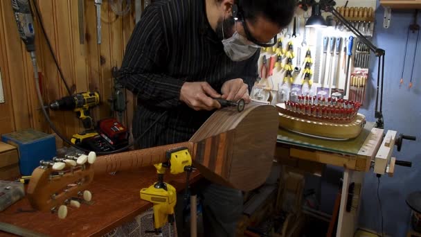 Cortar Agujero Cuadrado Del Lado Del Instrumento Con Una Sierra — Vídeos de Stock