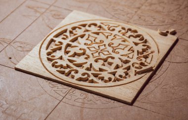 CNC makinesi bir oud / gitar deliği kapağını kesmek için henüz tahtaları yönlendirmedi.