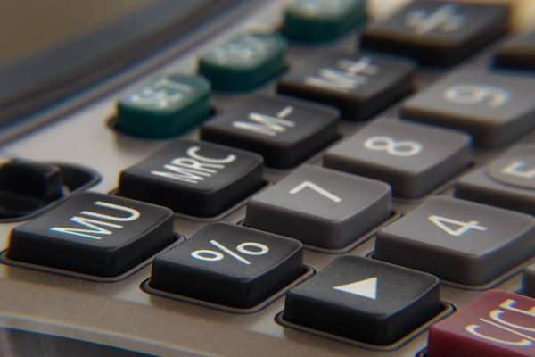 Vergi hesaplama seçenekleriyle birlikte dijital hesap makinesinin tuş takımının makro / yakın görünümü