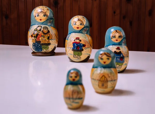 Babuşka / matryoshka bebek perspektifi tercihen parlak beyaz masaya yerleştirilir.