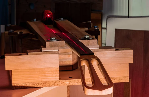 Bir enstrümandan boyuna bir enstrüman oluşturmak için lazer düzeyi ölçer ile hassas kontrol, lazer düz kenarı ile boyun açısını kontrol etmek, karanlıkta