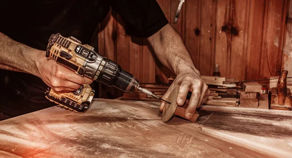 作業台の近代的な電動工具でネジを締める男性労働者 — ストック写真
