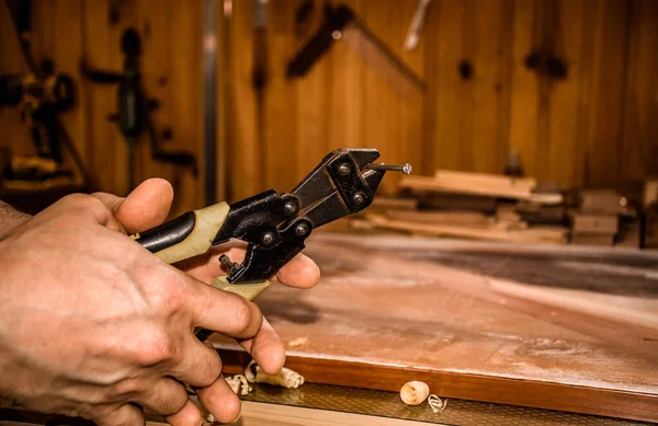 Hombre Cortando Clavos Con Alicates Taller Solo Manos Primer Plano —  Fotos de Stock