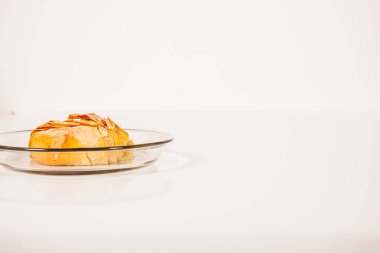 Krem peynir ve taze böğürtlen. 