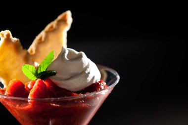 Lezzetli taze çilek Smoothlu tatlı Martini bardağında