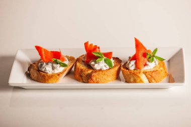 Bir tabak dekoratif somon balığı bruschetta aperatifinde. 