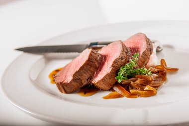 Sos ve sebzeli biftek. 