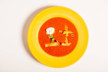 Avokado ve dekorasyonlu baharatlı domates çorbası.