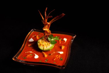 Avokado ve dekorasyonlu baharatlı domates çorbası.