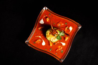 Avokado ve dekorasyonlu baharatlı domates çorbası.