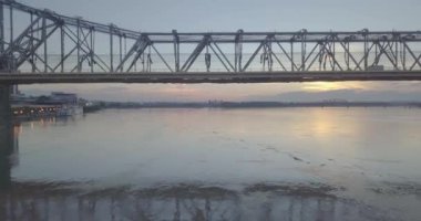 Louisville üzerinde günbatımı Nehrin üzerinde Kentucky