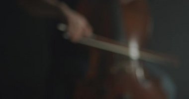 Senfonide çello tellerinin çarpıcı bir şekilde eğilmesi.