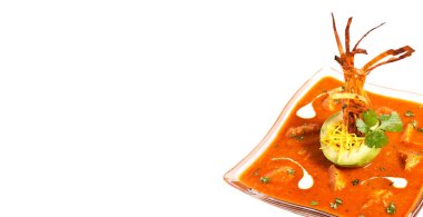 Avokado ve dekorasyonlu baharatlı domates çorbası.