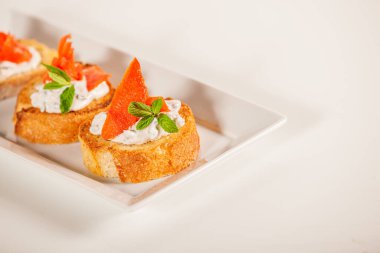 Bir tabak dekoratif somon balığı bruschetta aperatifinde. 