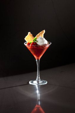 Lezzetli taze çilek Smoothlu tatlı Martini bardağında