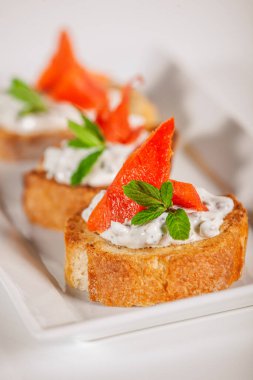 Bir tabak dekoratif somon balığı bruschetta aperatifinde. 