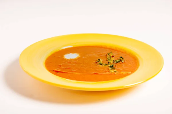 Sopa de tomate temperado com abacate e decorações — Fotografia de Stock
